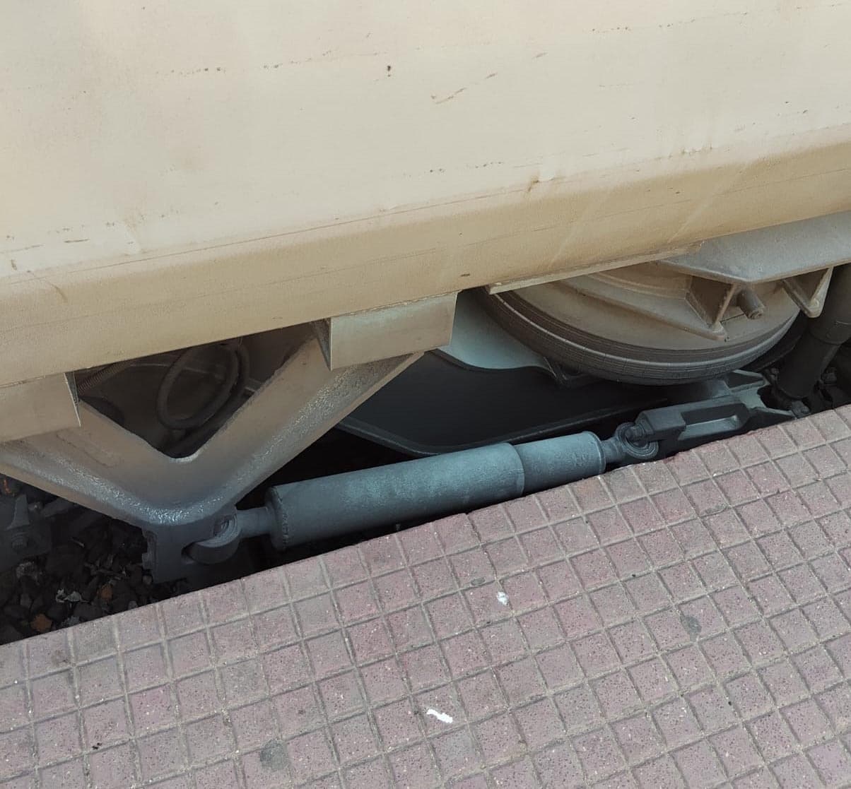 ब्रेक बाइंडिंग से गरीब रथ के पहियों से उठा धुआं, मचा हड़कंप