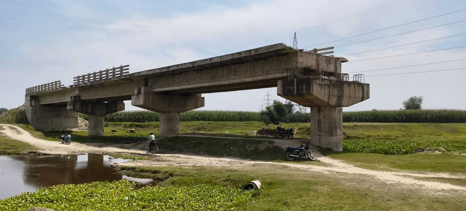 तीन साल बाद भी अधूरा बलुआ धार पुल, ग्रामीणों में बढ़ता आक्रोश