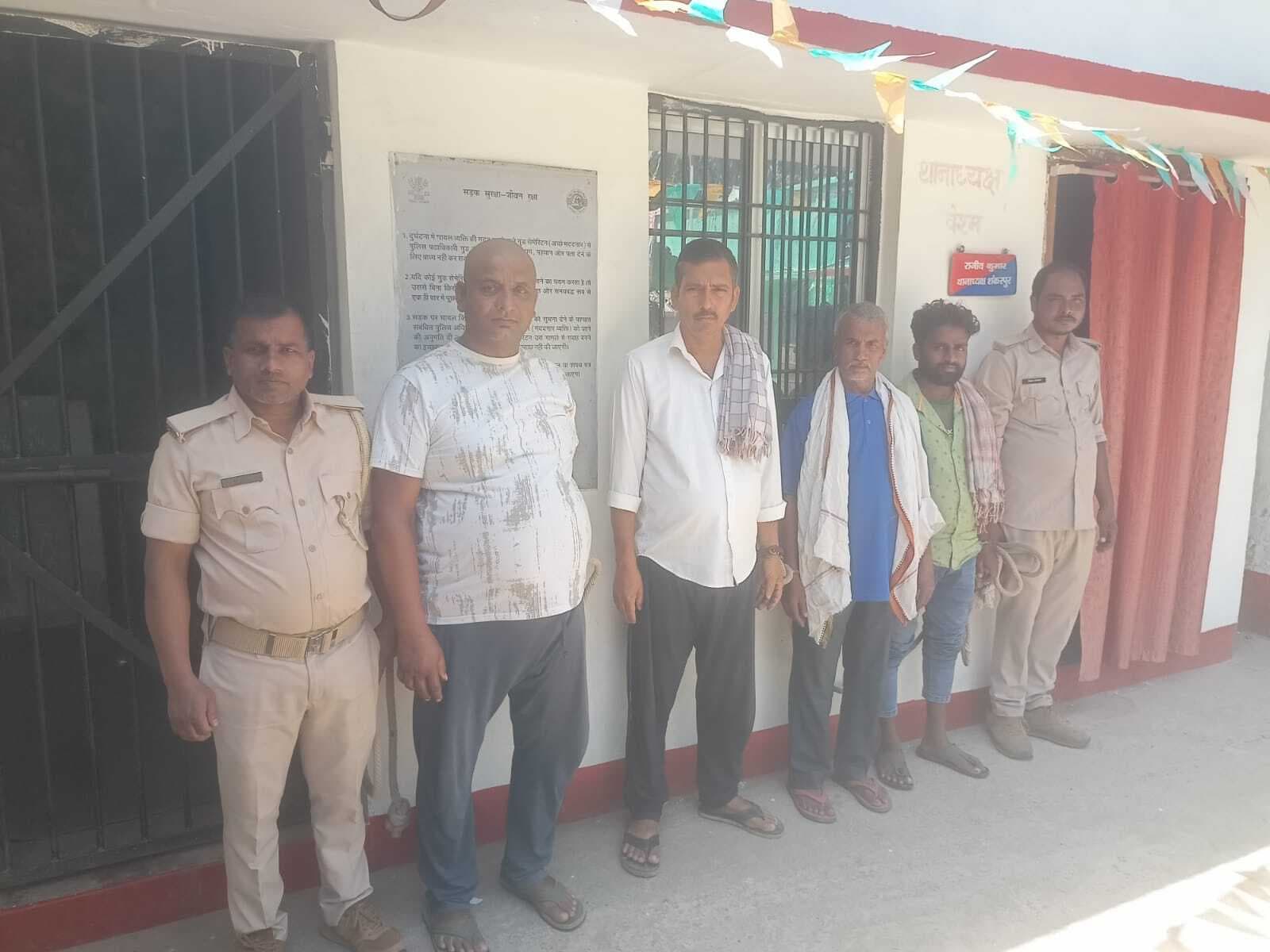 चार गैर-जमानती वारंटी गिरफ्तार