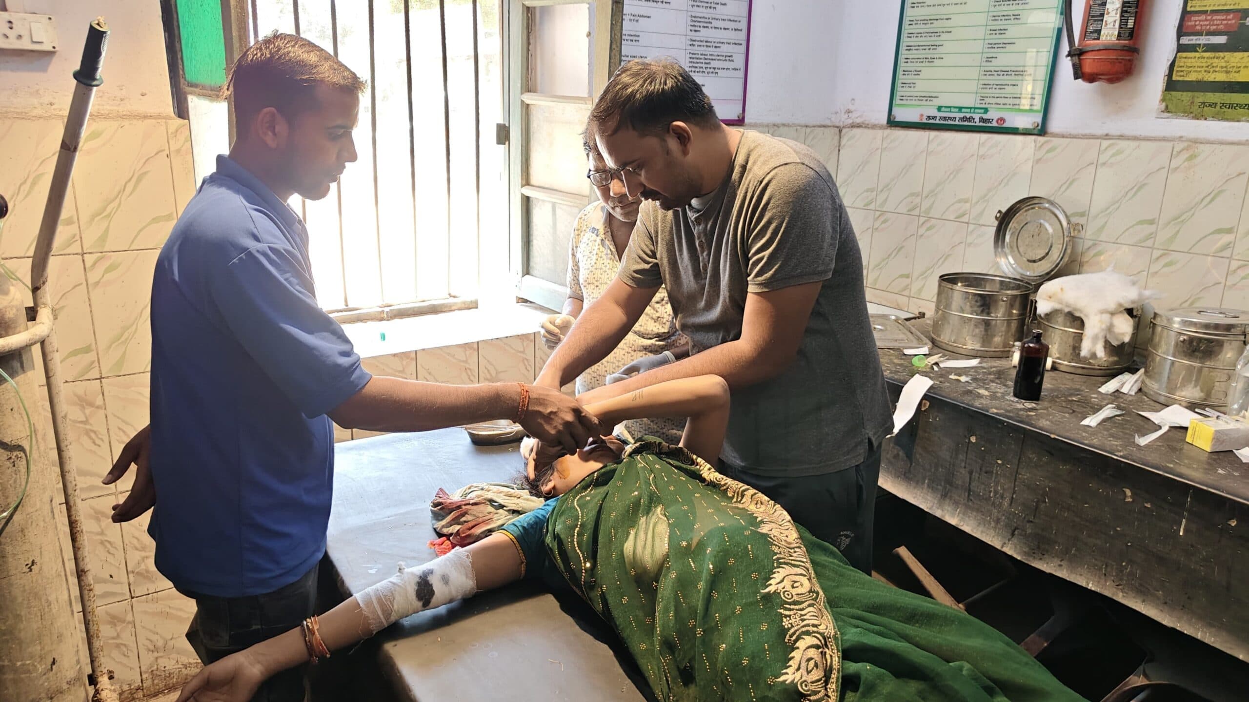 बुलेट की ठोकर से बाइक सवार भाई-बहन जख्मी