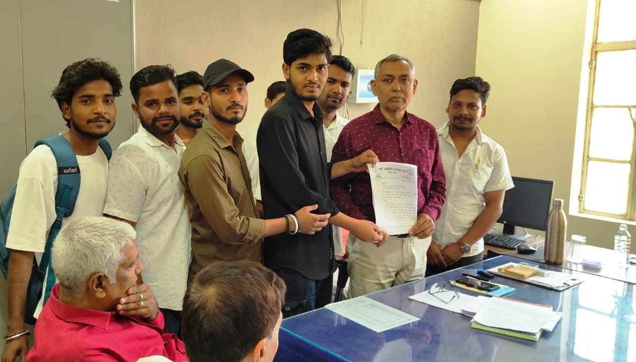छात्र संघ चुनाव को लेकर डीएसडब्ल्यू को सौंपा ज्ञापन