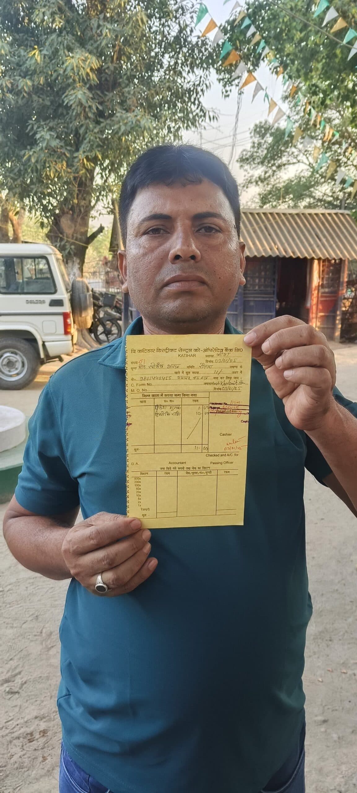 मतदाता सूची में नाम नहीं जोड़ने पर  जिलाधिकारी से की शिकायत