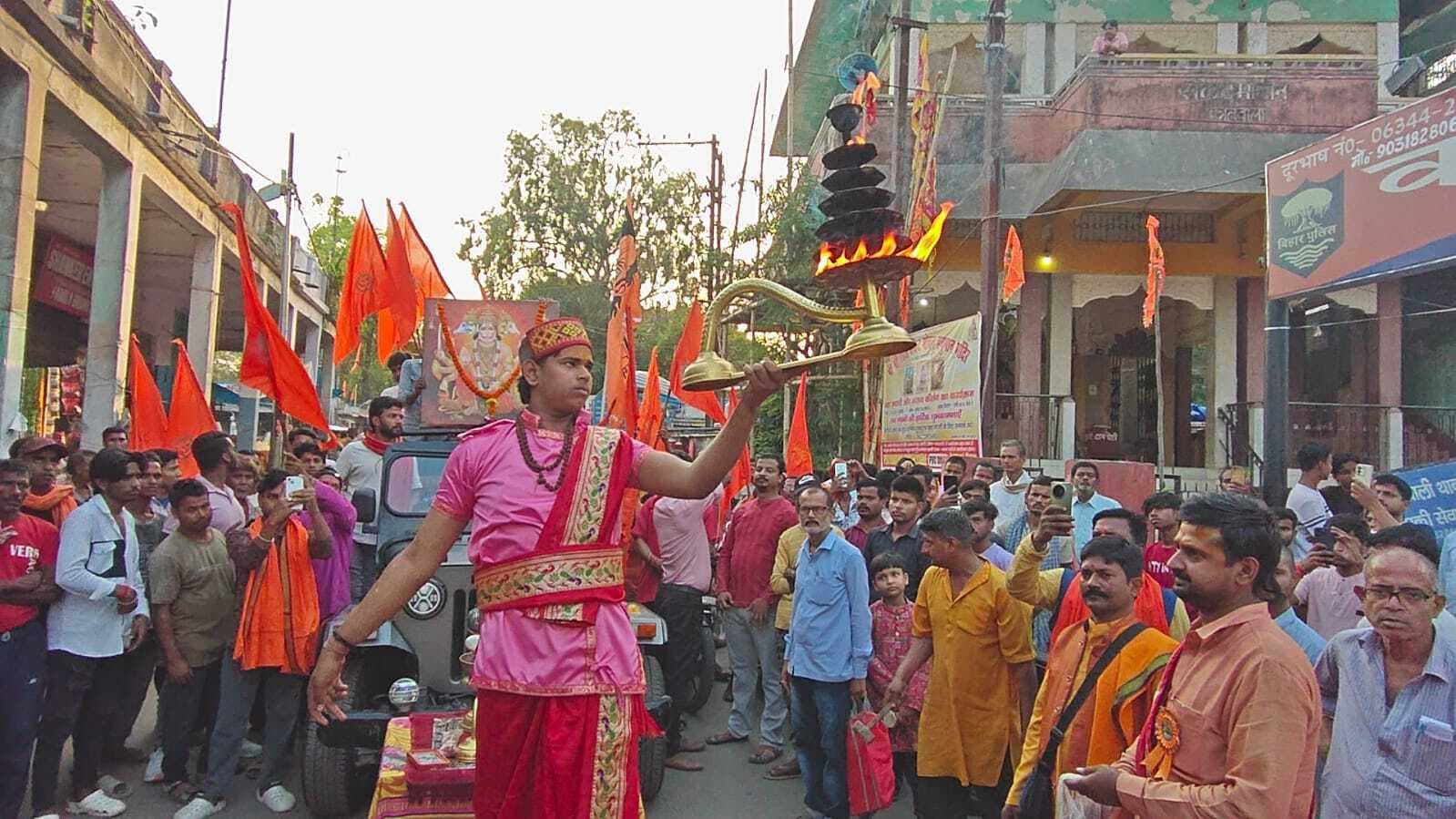 हनुमान जन्मोत्सव पर निकली भव्य शोभा यात्रा, जगह-जगह हुई महाआरती