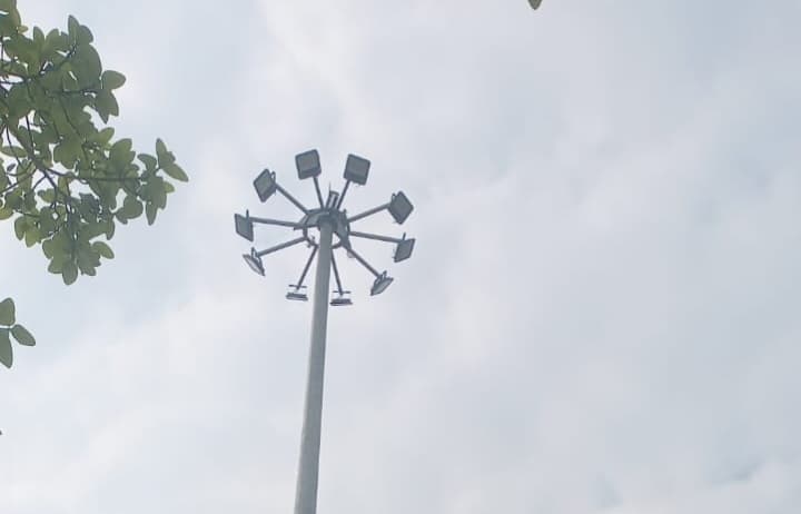 मेला परिसर में लगा हाई मास्ट लाइट खराब, रात में छाया रहता है अंधेरा