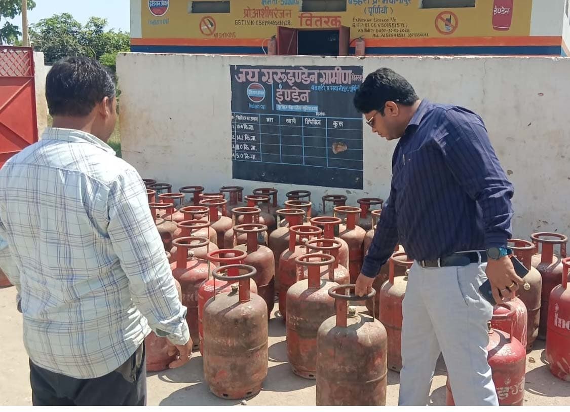 उपभोक्ताओं को समय पर रसोई गैस उपलब्ध कराना एजेंसी की प्राथमिक जिम्मेदारी : एसडीएम