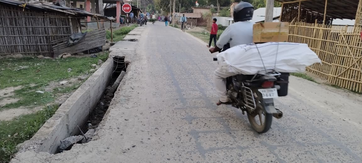 नाला का ढक्कन टूटकर जर्जर, हादसे की आशंका