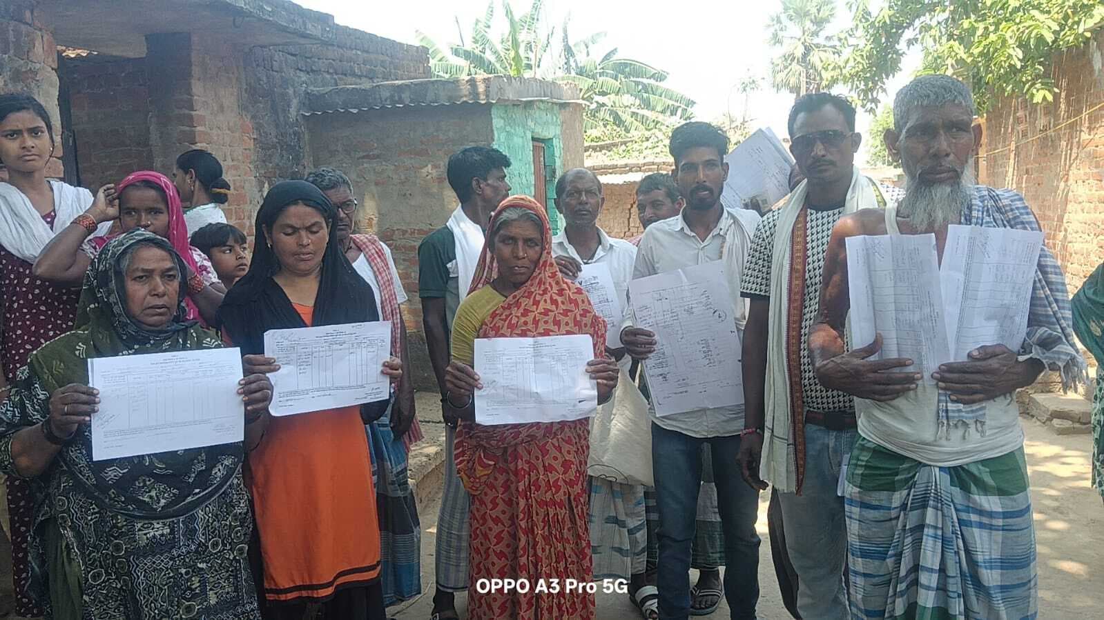 किसानों ने भूमि सर्वे अमीन पर प्रति किसान से 500 रुपये वसूली का लगाया आरोप, प्रदर्शन