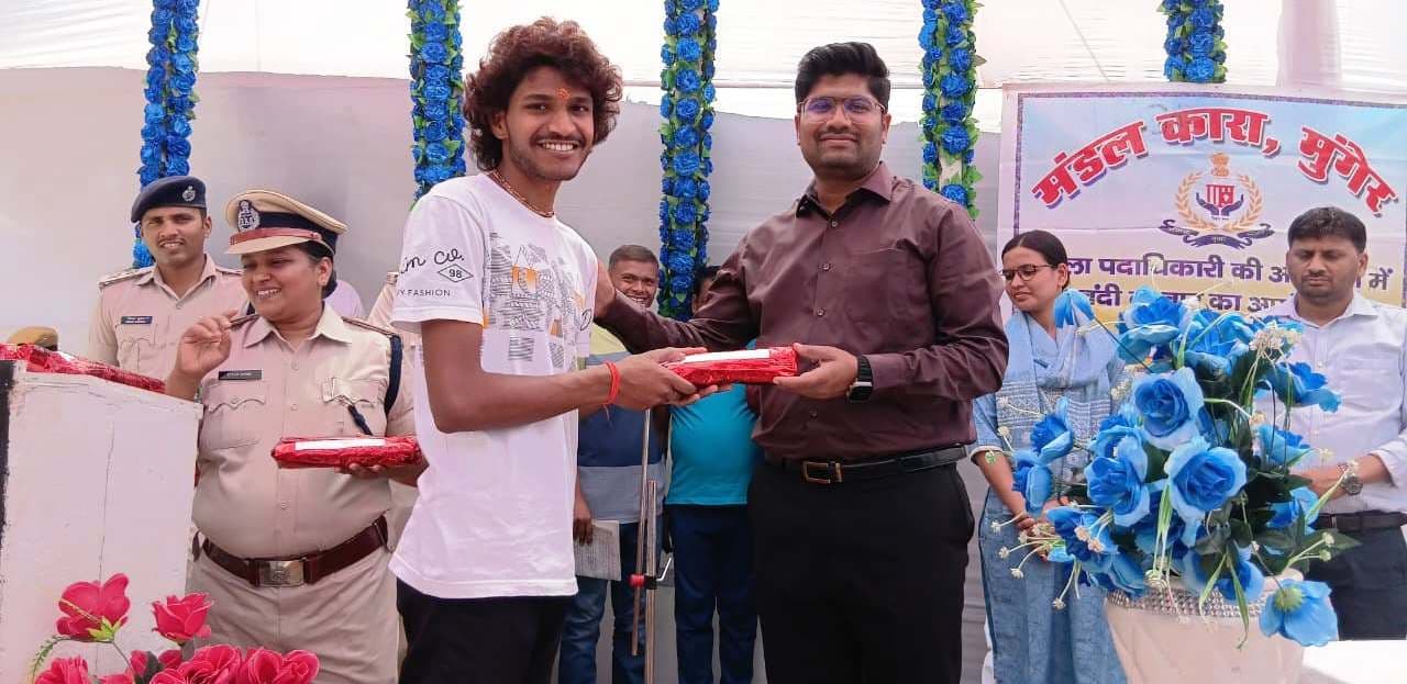 अपराध की दुनिया का परित्याग कर समाज की मुख्य धारा से जुड़ें : डीएम