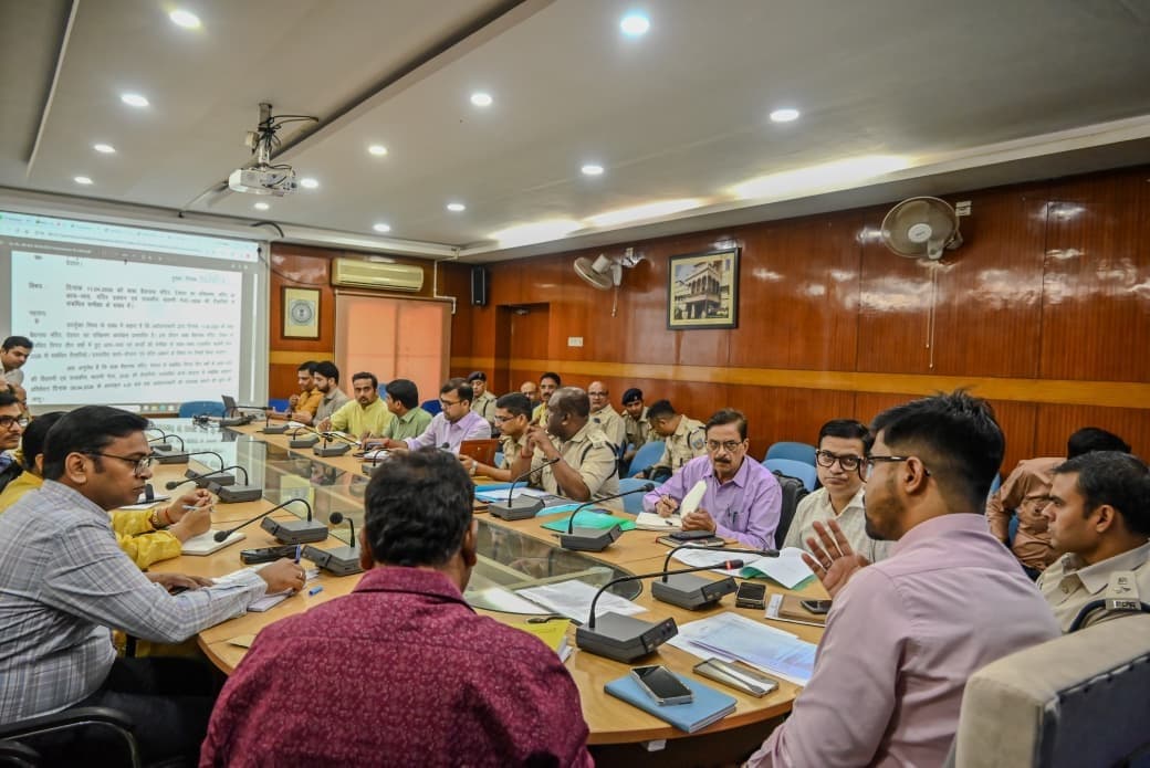 Deoghar News : आठ से 12 अप्रैल तक हर हाल में पूरा करें समाहरणालय शिफ्टिंग, श्रावणी मेला की तैयारी में भी लगें: डीसी