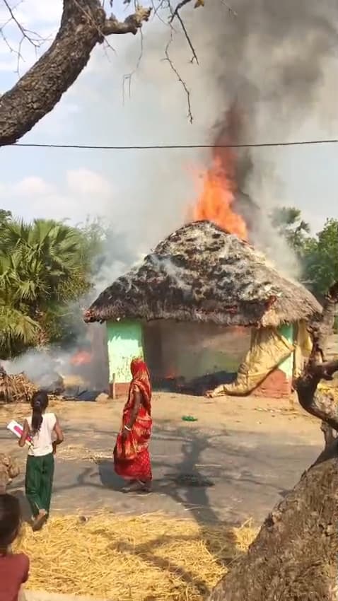 मंदार डेरु गांव में आग लगने से तीन घर जले