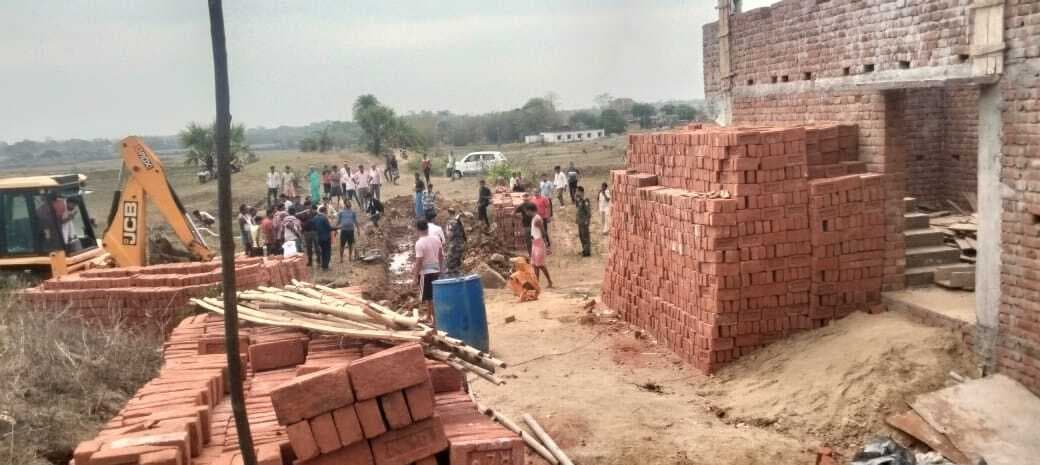 सारठ के झुनाकी गांव में जमीन विवाद ने पकड़ा तूल, दो पक्ष आमने-सामने