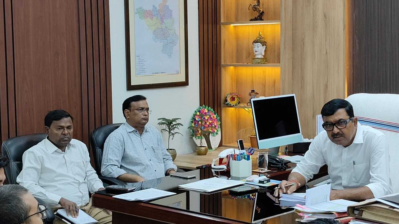 बैकलॉग वाली एजेंसियों पर नियमित निगरानी करें अधिकारी