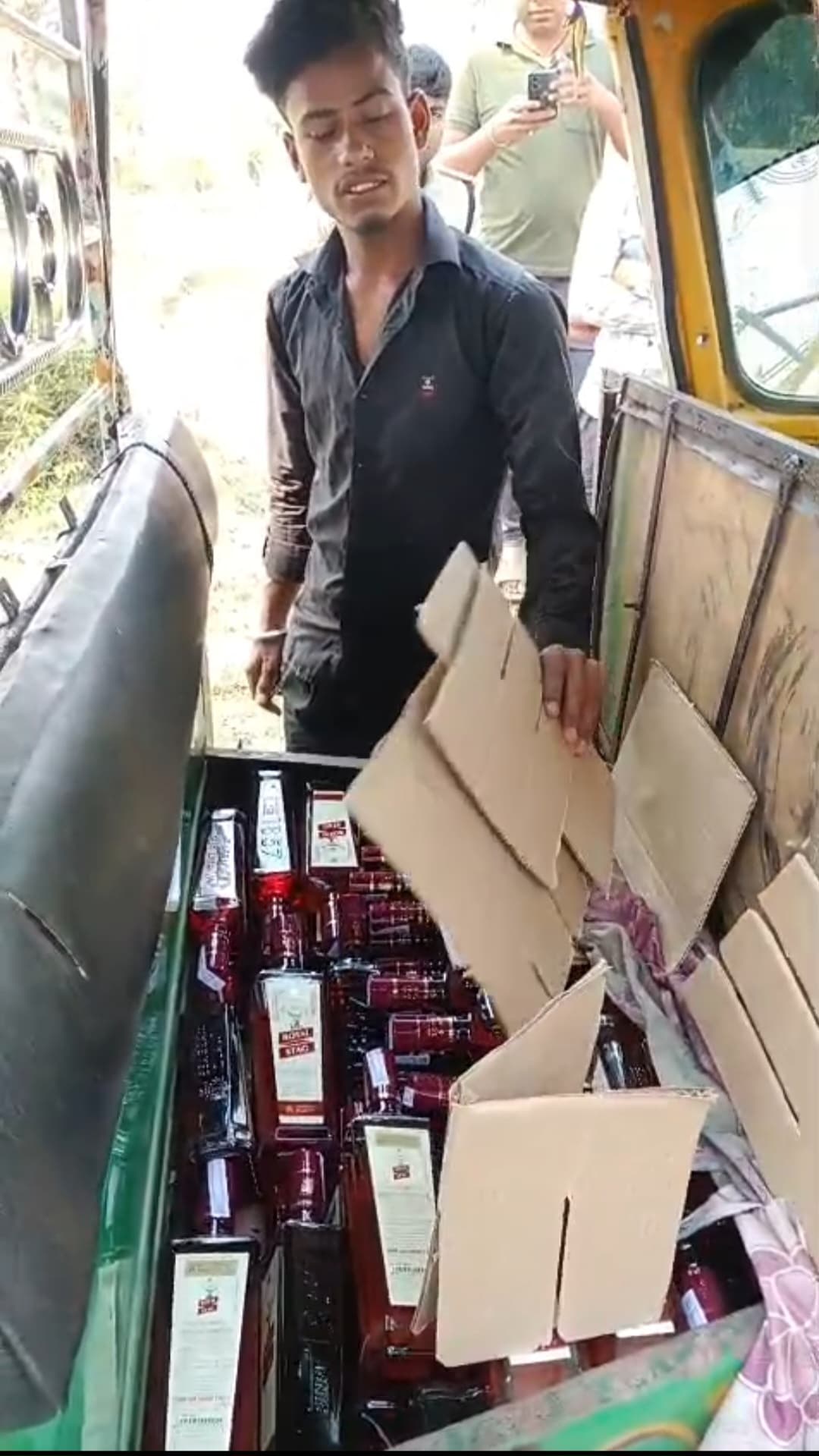 ऑटो से 54 लीटर विदेशी शराब बरामद, दो तस्कर गिरफ्तार