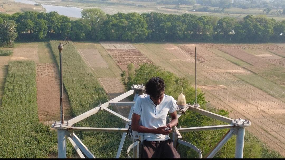 प्रेमिका ने शादी से की इंकार तो प्रेमी ने टावर पर चढ़कर किया आत्महत्या का असफल प्रयास