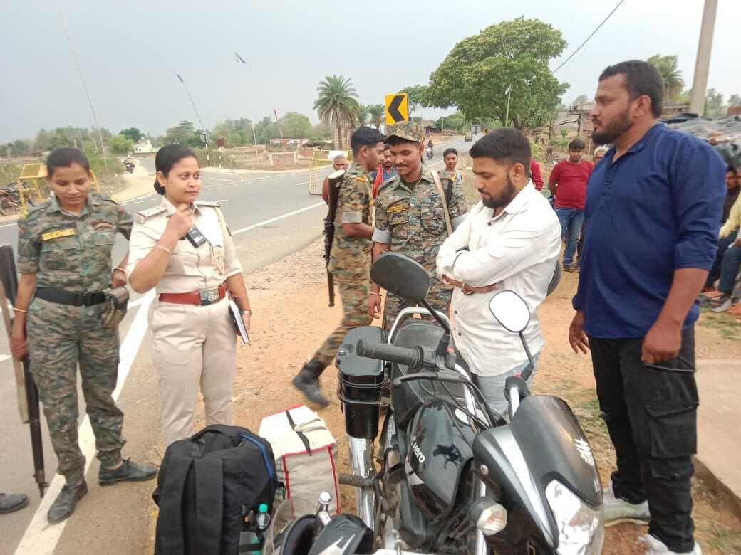 वाहन जांच के दौरान विदेशी शराब बरामद, दो तस्कर गिरफ्तार