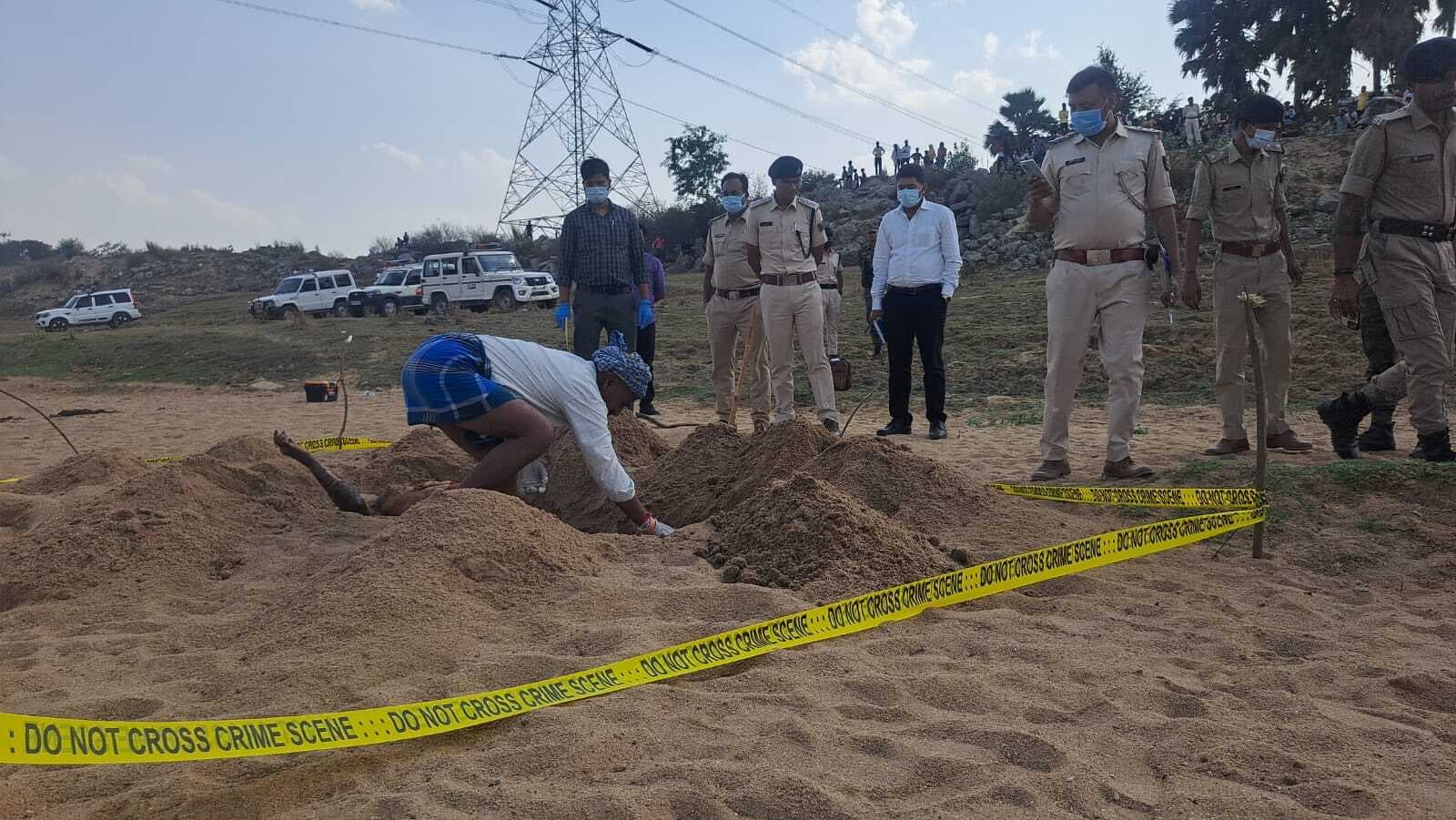 बालू में दफन मिला अज्ञात महिला का सिर कटा शव, जांच में जुटी पुलिस