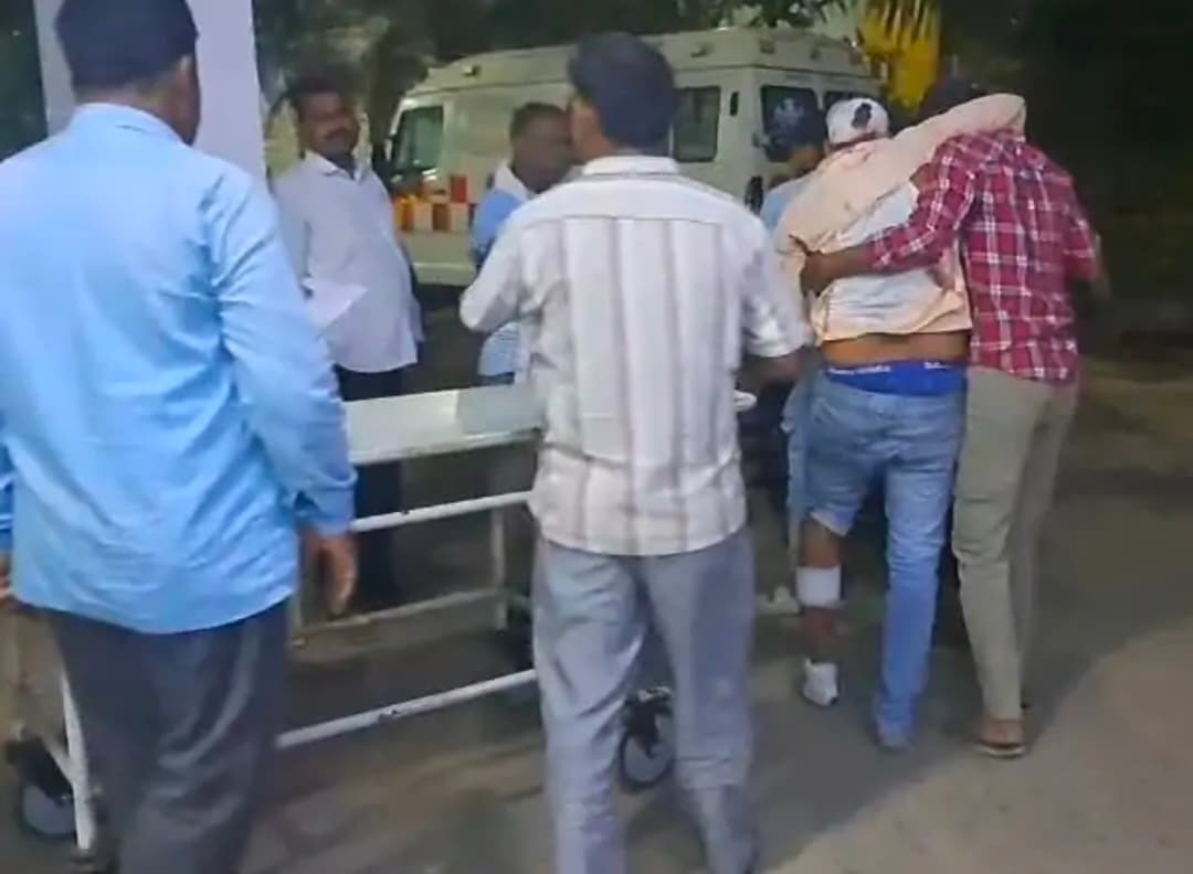 दो बाइकों की टक्कर में दो युवक घायल