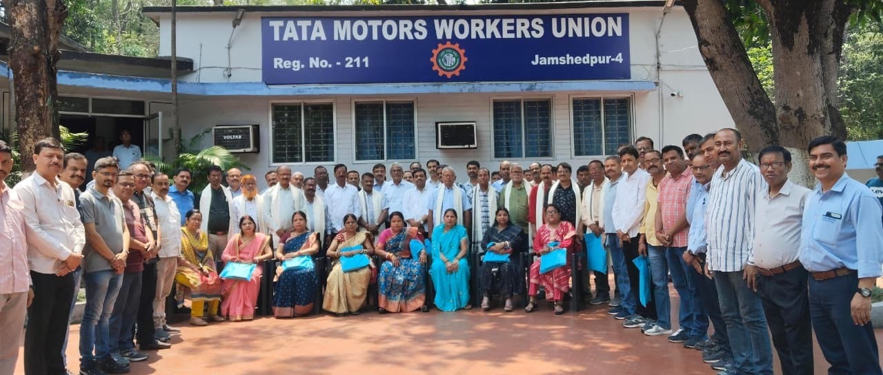 टाटा मोटर्स वर्कर्स यूनियन में सेवानिवृत्त कर्मियों को किया सम्मानित
