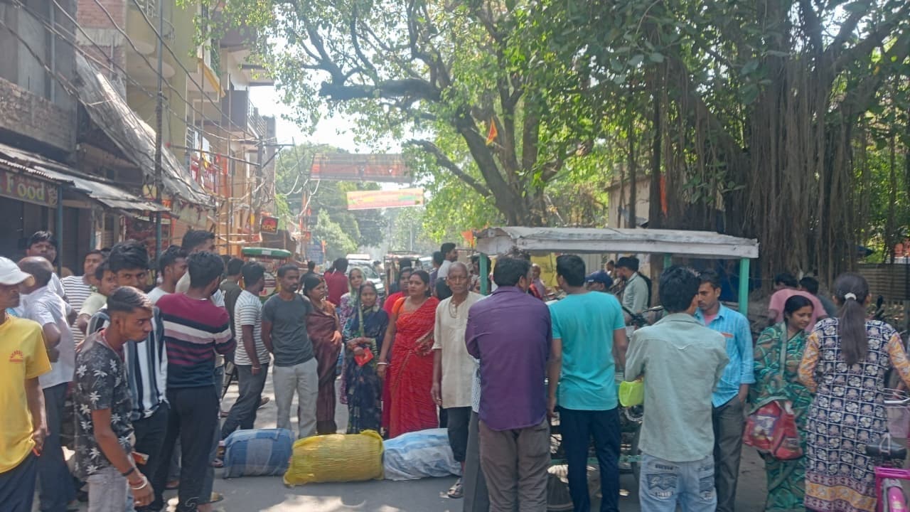 गैस उपभोक्ताओं ने अनियमितता का आरोप लगाते हुए किया सड़क जाम