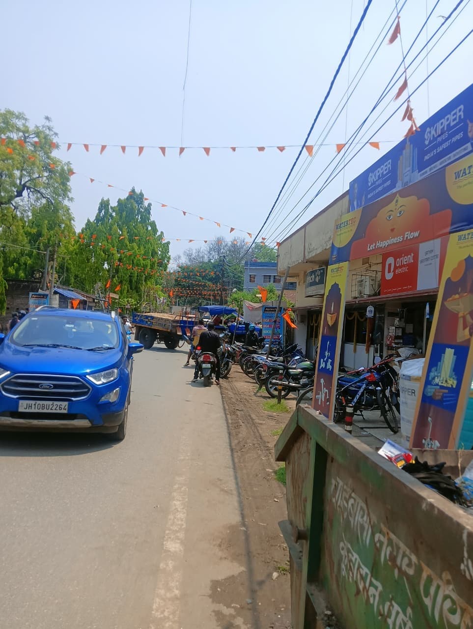 Chaibasa News : ग्रामीणों ने रोलाडीह से बालू का अवैध परिवहन रोका, बैरियर लगाया