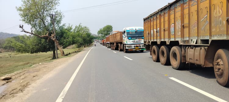 Seraikela Kharsawan News : अंधेरे में खड़े ब्रेकडाउन हाइवा से टकरायी दो बाइक, 3 गंभीर, 19 घंटे तक सड़क जाम