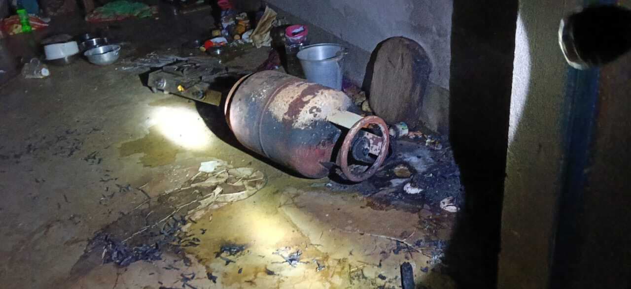East Singhbhum News : सिलेंडर को चूल्हा से जोड़ते समय माचिस जलाने से लगी आग, एक घंटा अफरा-तफरी