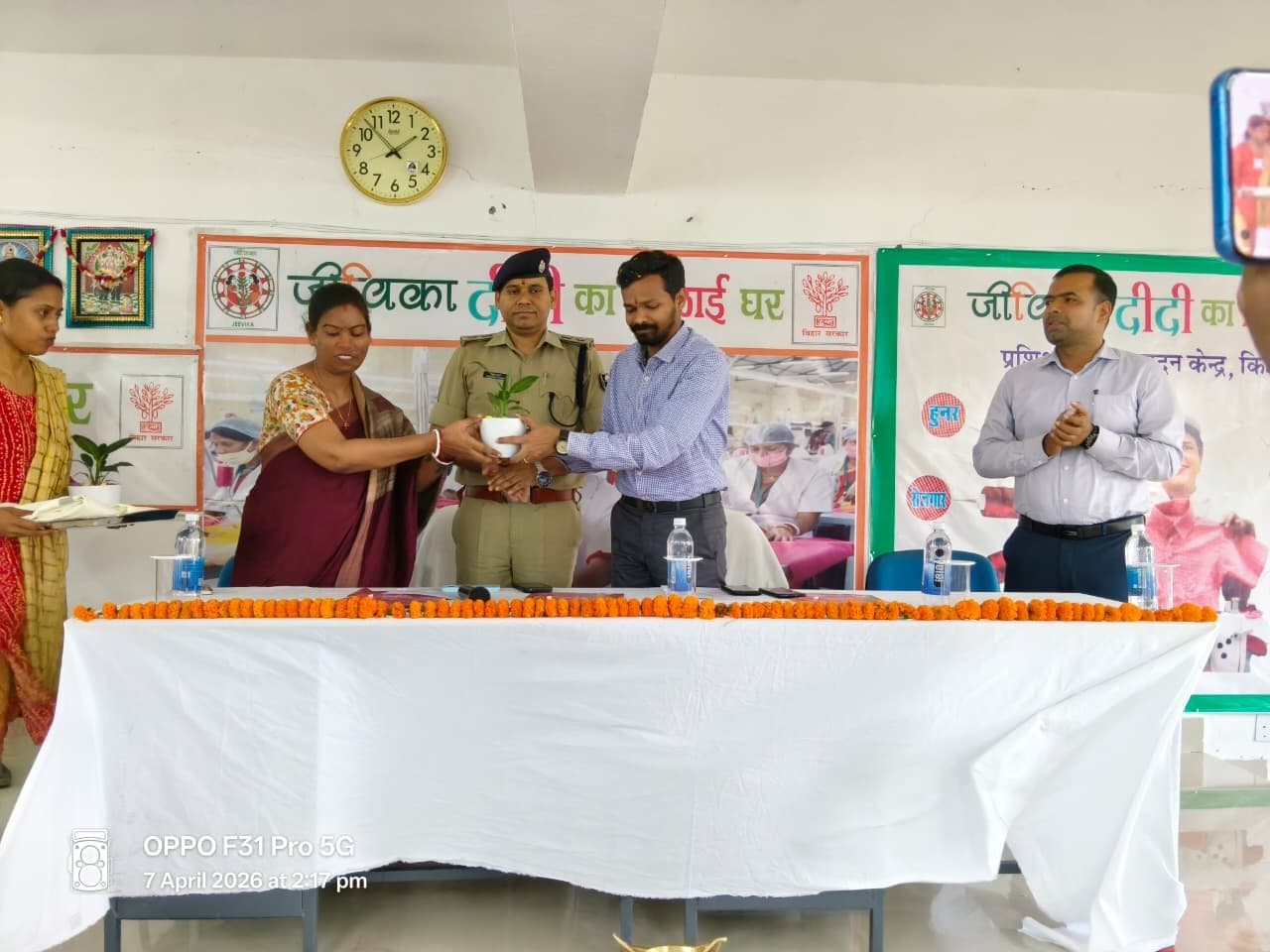 जीविका में तैयार पोशाक का आंगनबाड़ी केंद्र के बच्चों के बीच वितरण