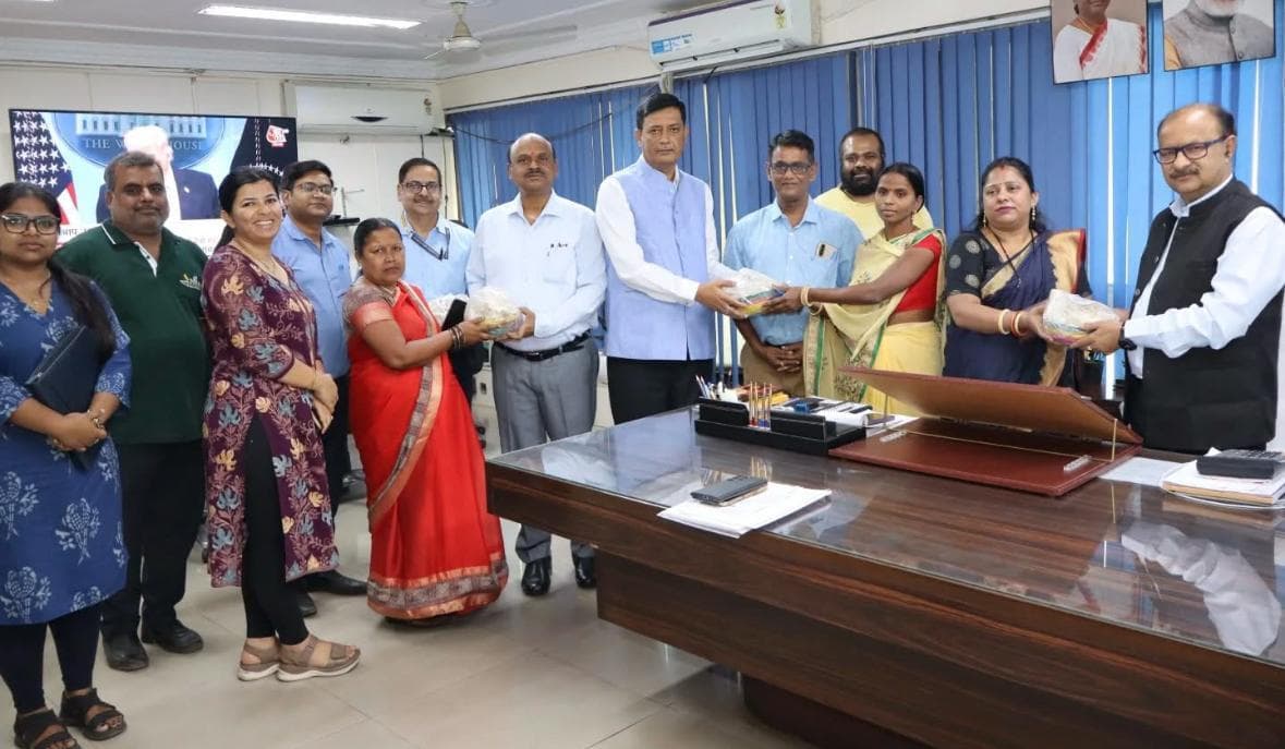 Dhanbad News: मशरूम उत्पादन से आत्मनिर्भर बन रहीं महिलाएं : सीएमडी