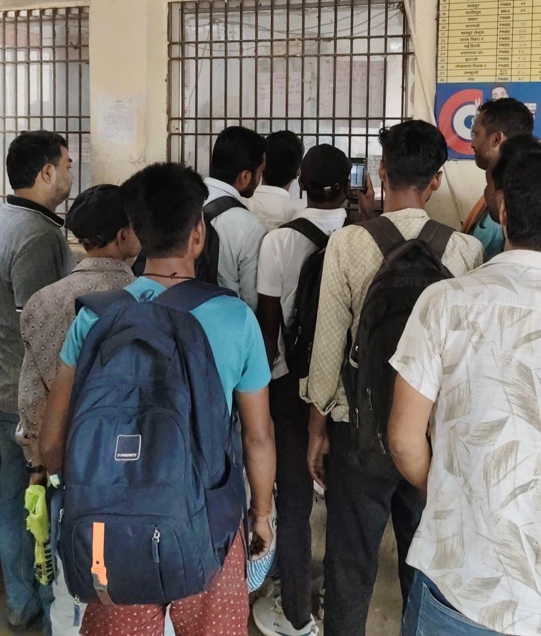 यूपीएस में आयी खराबी, टिकट सेवा बंद, यात्री परेशान