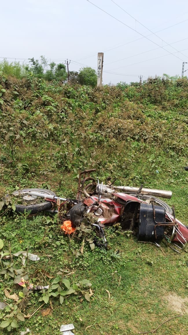 100 किमी की रफ्तार से दौड़ रही फास्ट पैसेंजर ट्रेन बाइक से टकराई, दंपती ने कूद कर बचायी जान