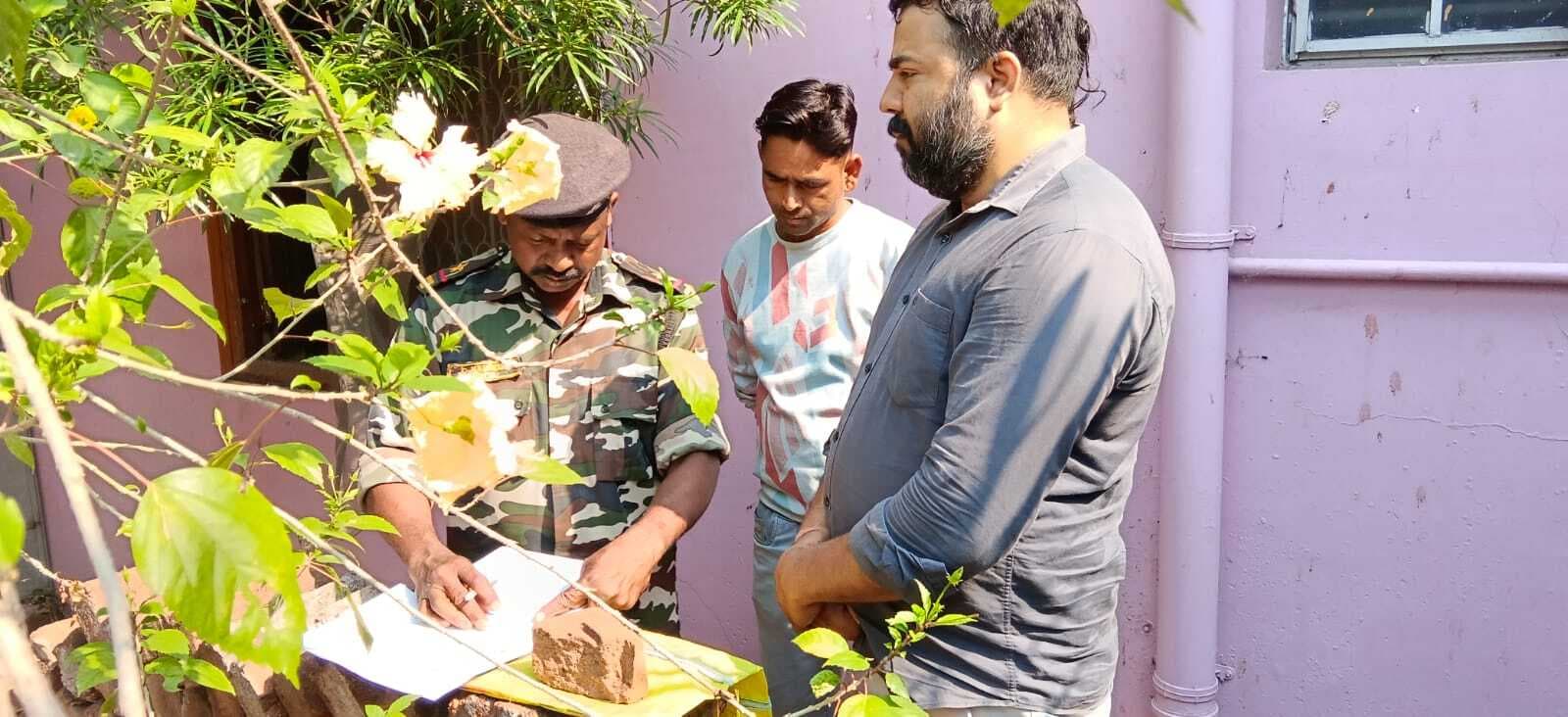 खिड़की का ग्रिल काटकर लाखों के जेवरात ले भागे बदमाश