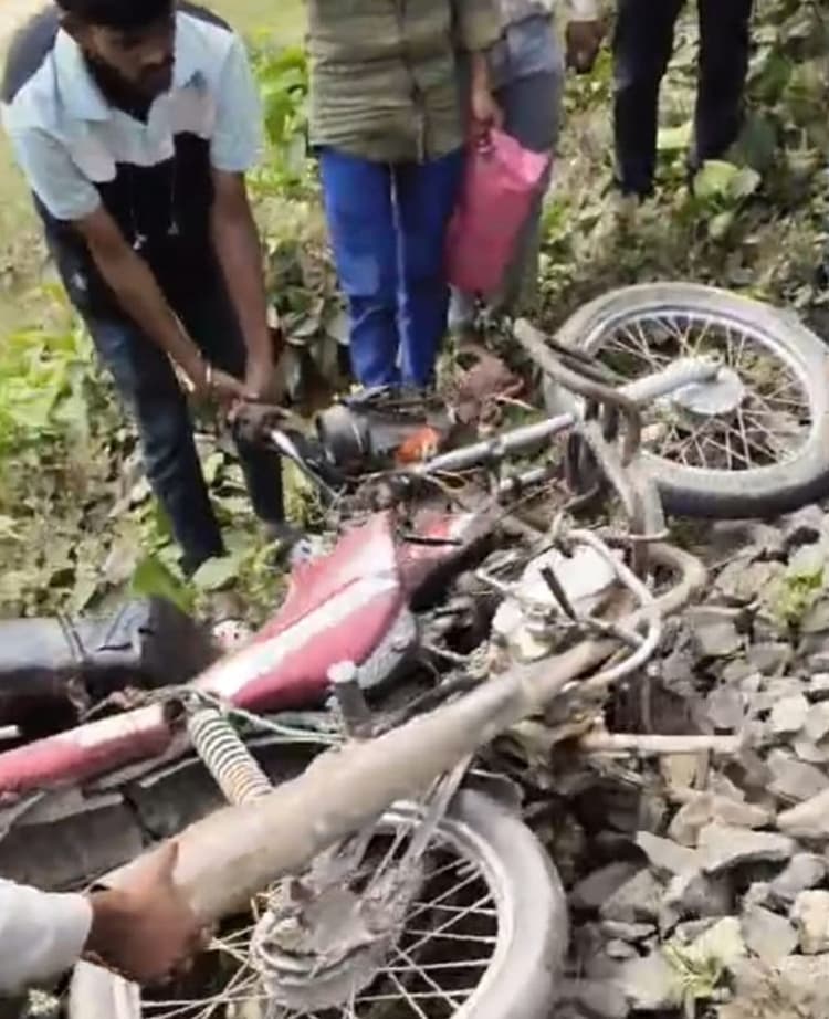 ट्रेन से टकरायी बाइक, टला हादसा