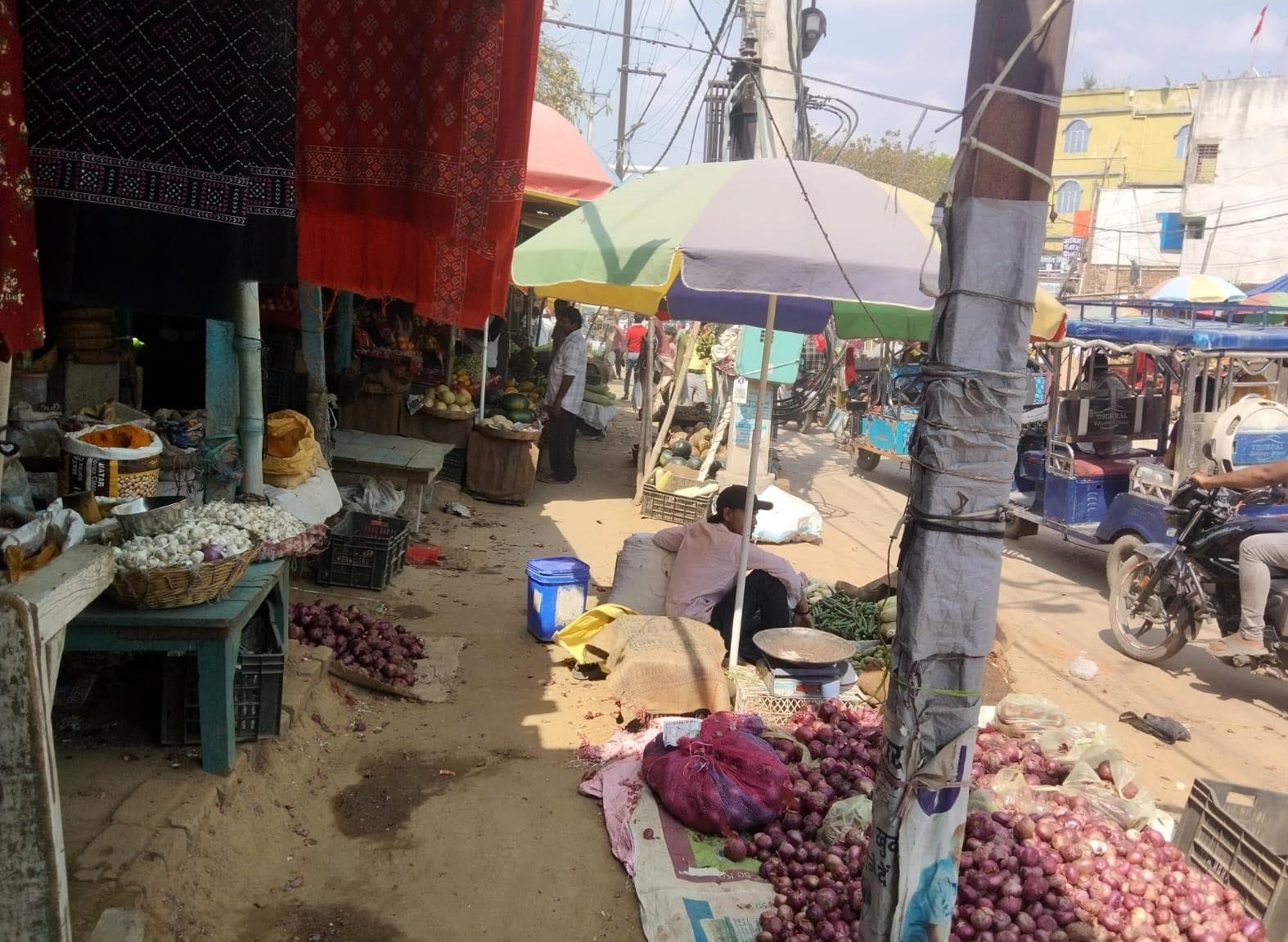 विद्यापीठ चौक पर बढ़ते जा रहा अतिक्रमण