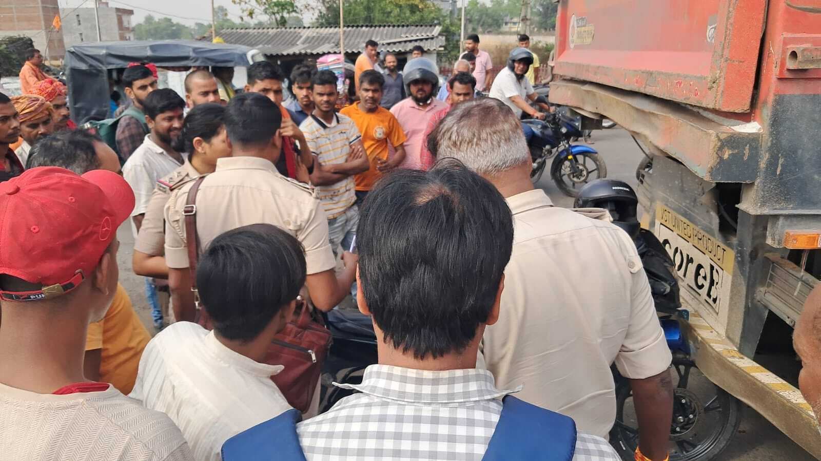 फोरलेन पर खड़े ट्रक में बाइक ने मारी टक्कर, युवक की मौत, बहन गंभीर