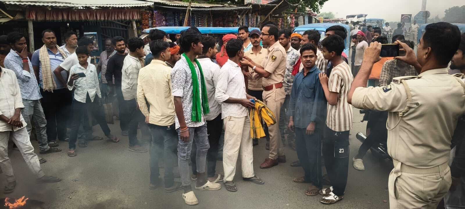 ऑटो व ई-रिक्शा चालकों ने अवैध वसूली का आरोप लगा किया सड़क जाम