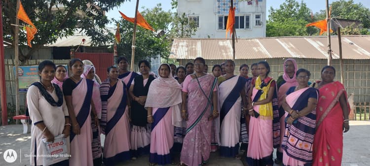 आशा ने तीन सूत्री मांगों को ज्ञापन डीएम को सौंपा