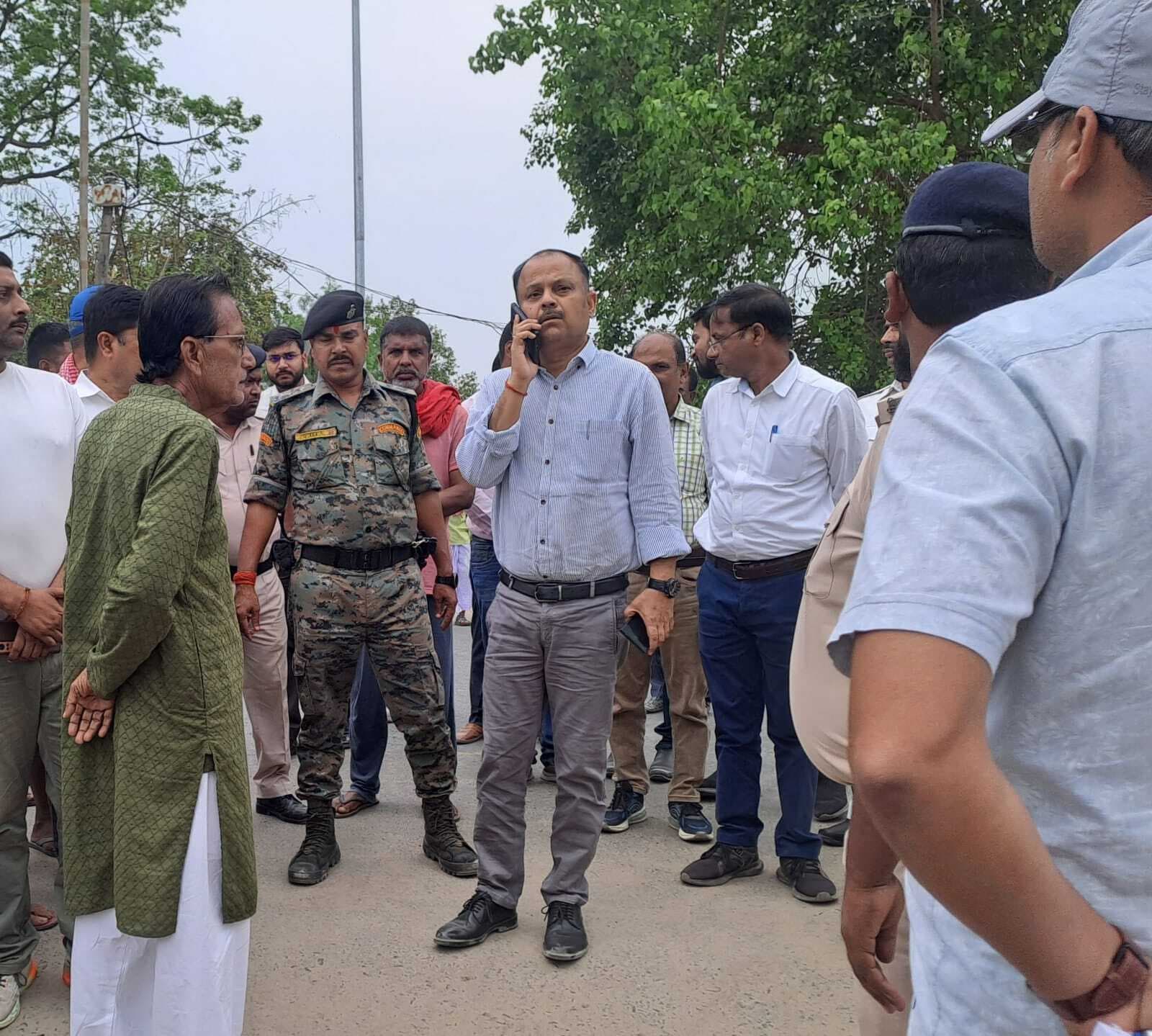 जलनिकासी और रास्ते की समस्या को लेकर डीएम ने किया स्थलीय निरिक्षण