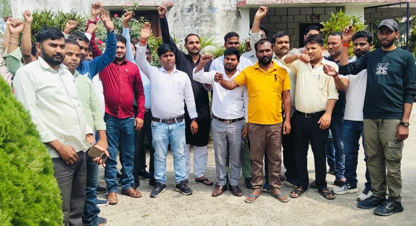 पंचायत सचिव मांगों को लेकर गये अनिश्चितकालीन हड़ताल पर