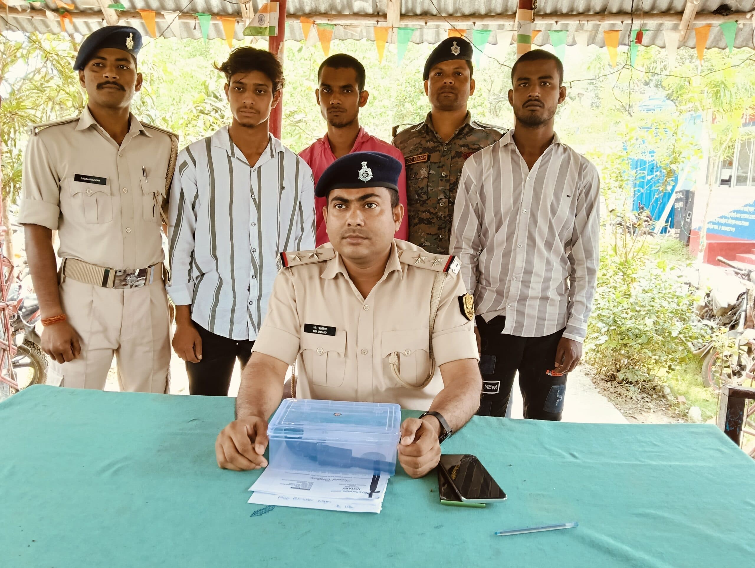 गस्ती के दौरान हथियार के साथ तीन युवक को किया गिरफ्तार