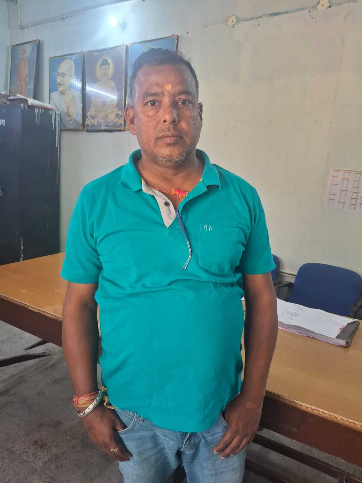 कुर्की की कार्रवाई शुरू होते ही फरार वारंटी ने सदर थाने में किया आत्मसमर्पण