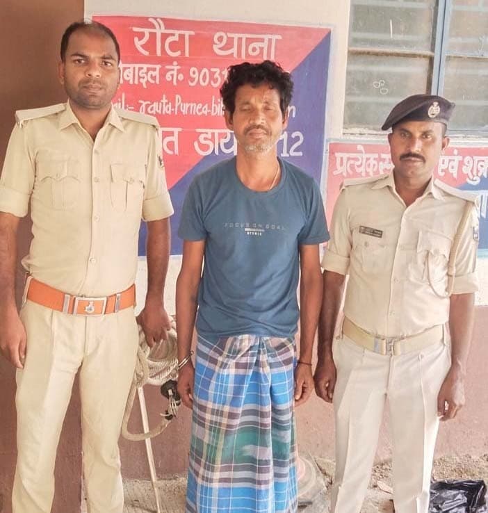 रौटा पुलिस ने फरार वारंटी को दबोचा