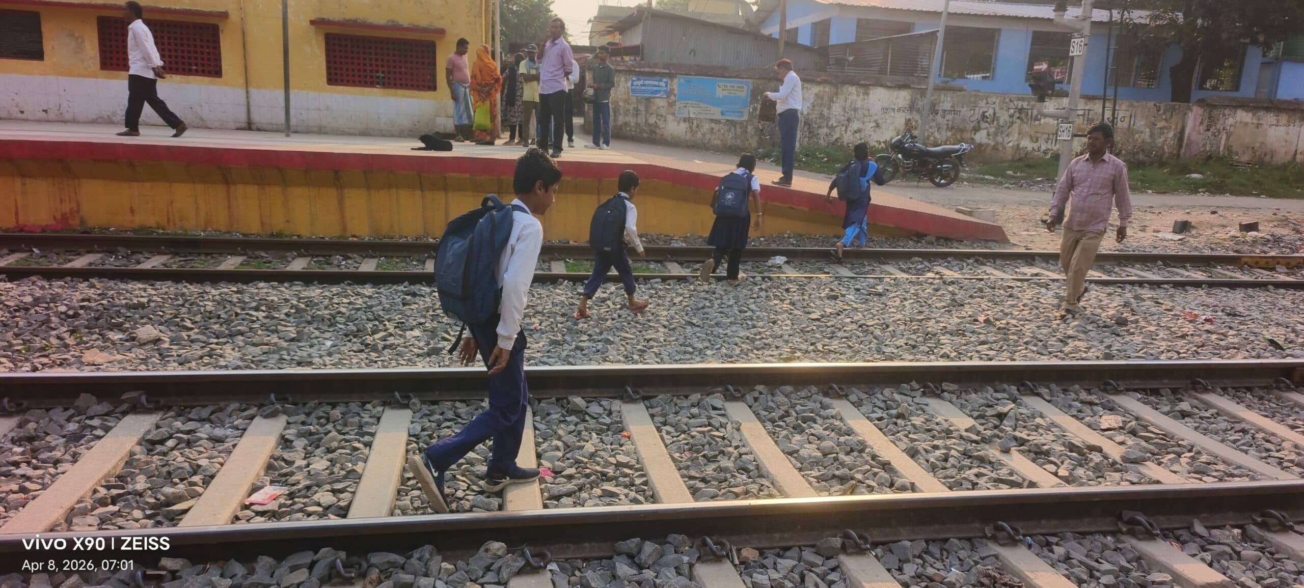 जान जोखिम में डालकर रोज रेलवे ट्रैक पार करते है स्कूल के बच्चे
