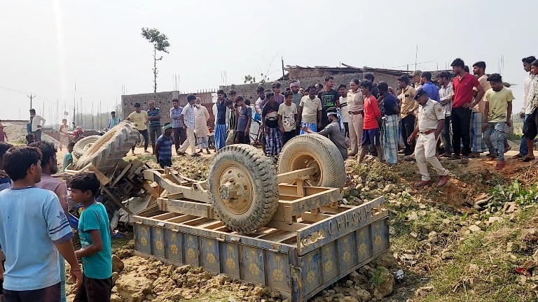 अनियंत्रित ट्रैक्टर गड्डे में पलटा, चालक घायल