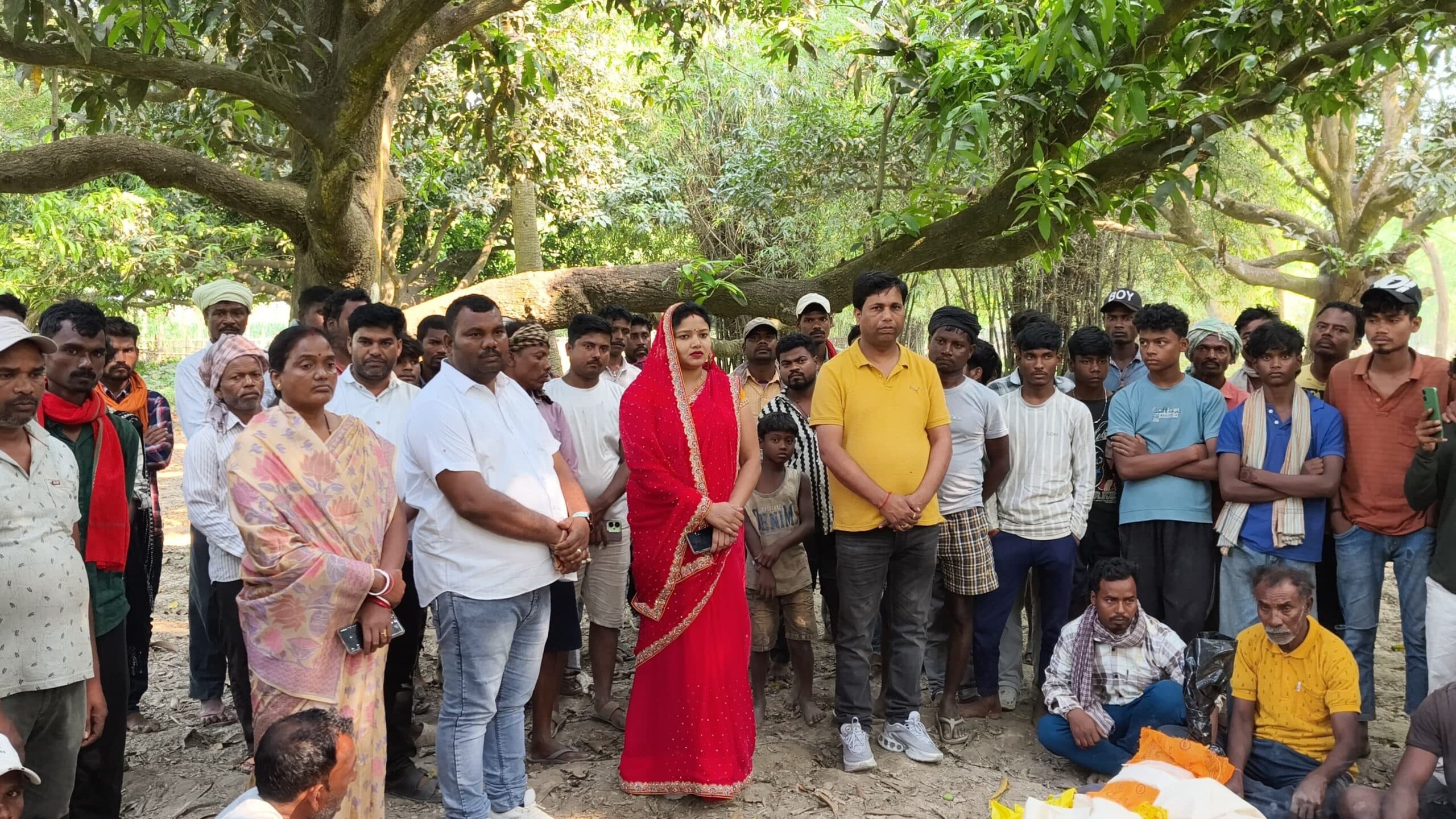 दुर्घटना में मौत के बाद तीनों युवक का शव पहुंचा मनोहरपुर गांव