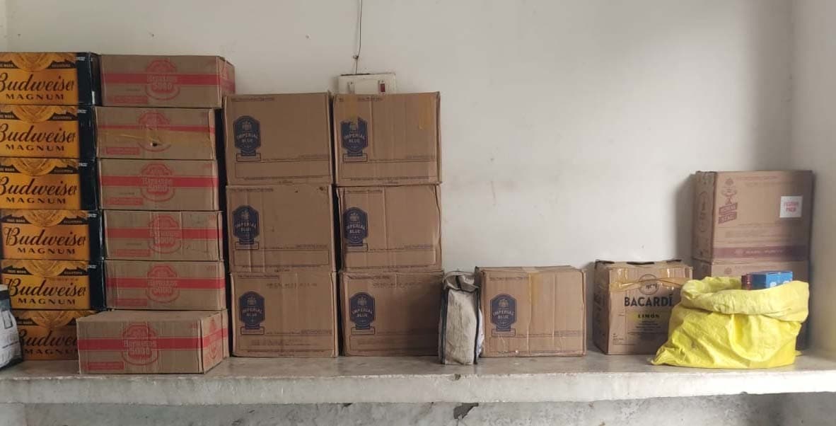 274.61 लीटर विदेशी शराब के साथ तस्कर गिरफ्तार, पुत्र फरार