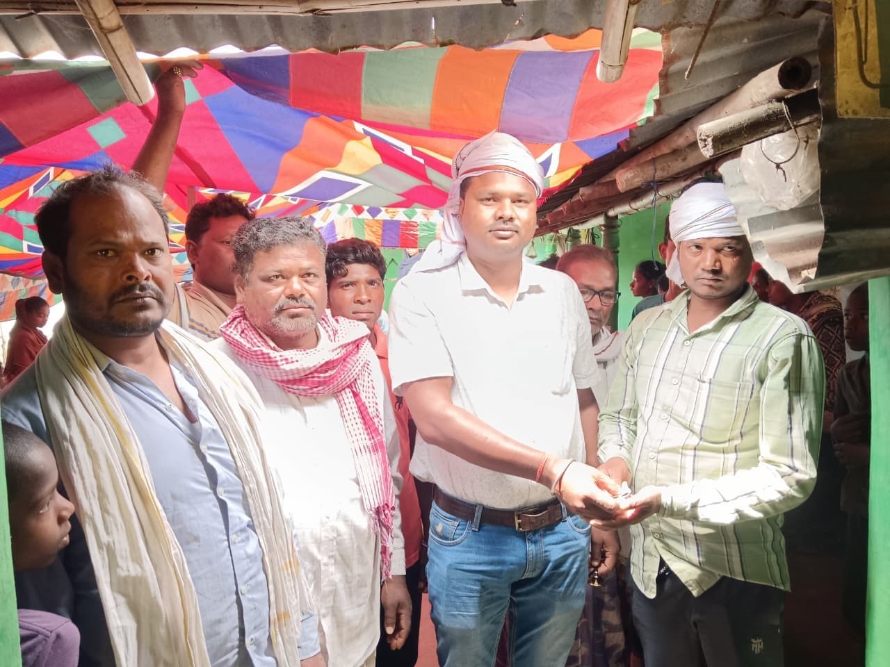 मृतक के परिजनों को मुखिया प्रतिनिधि ने आर्थिक मदद की