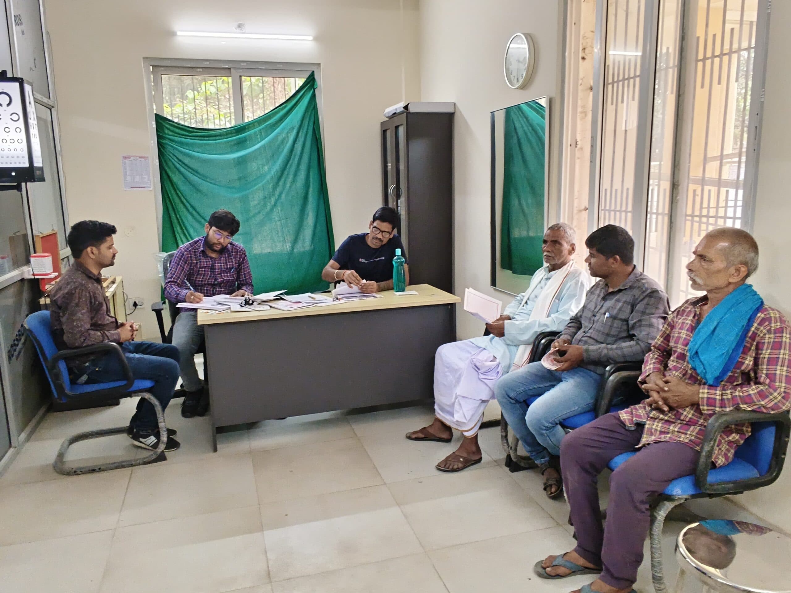 निःशुल्क जांच शिविर में मरीजों का इलाज जारी