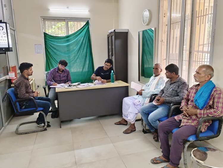 निःशुल्क जांच शिविर में मरीजों का इलाज जारी