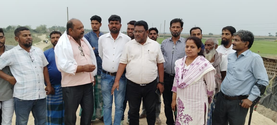 महानंदा तटबंध पर बने 350 मीटर सड़क की पैमाइश कराई