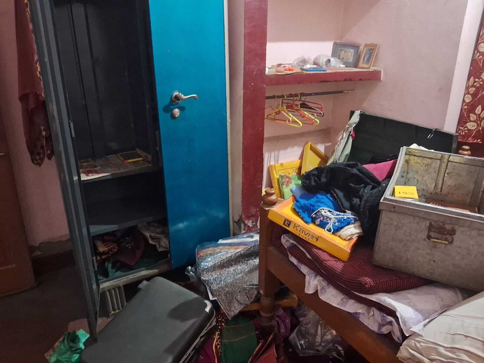 सूने घर से पांच लाख की संपत्ति चोरी